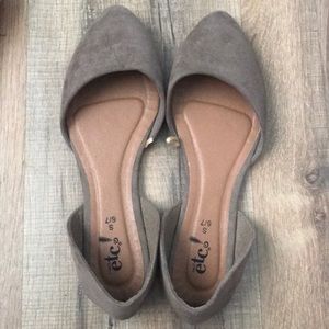 Size 6/7 pointed flats! Never worn
